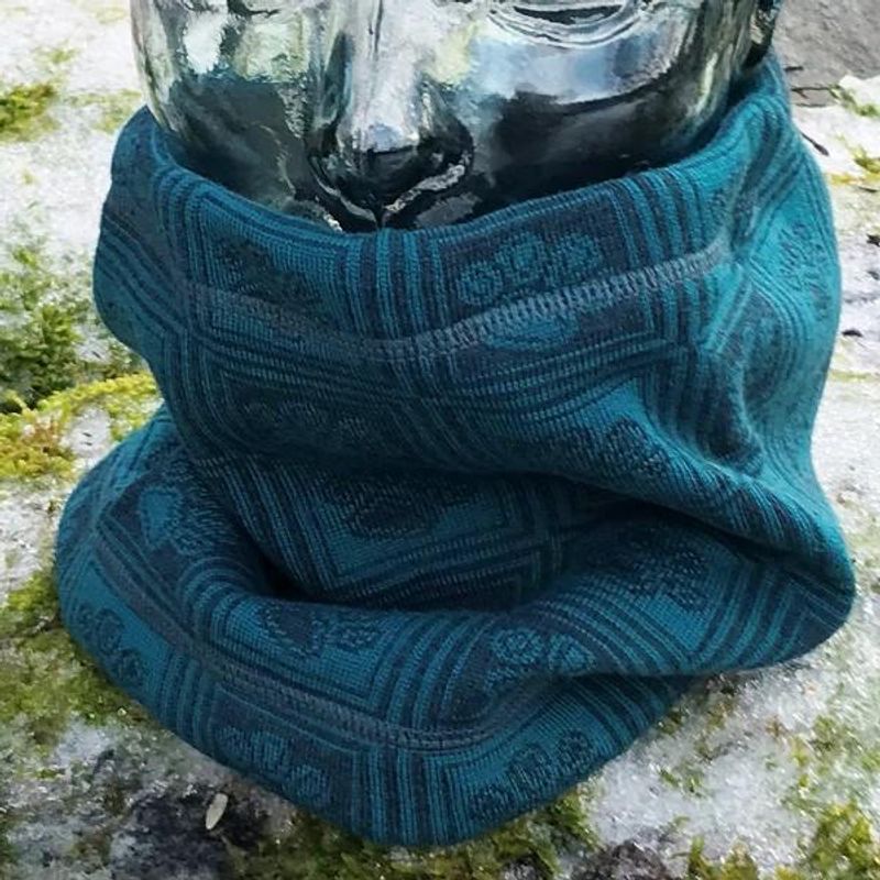 Dakota wool neck warmer - paw pattern