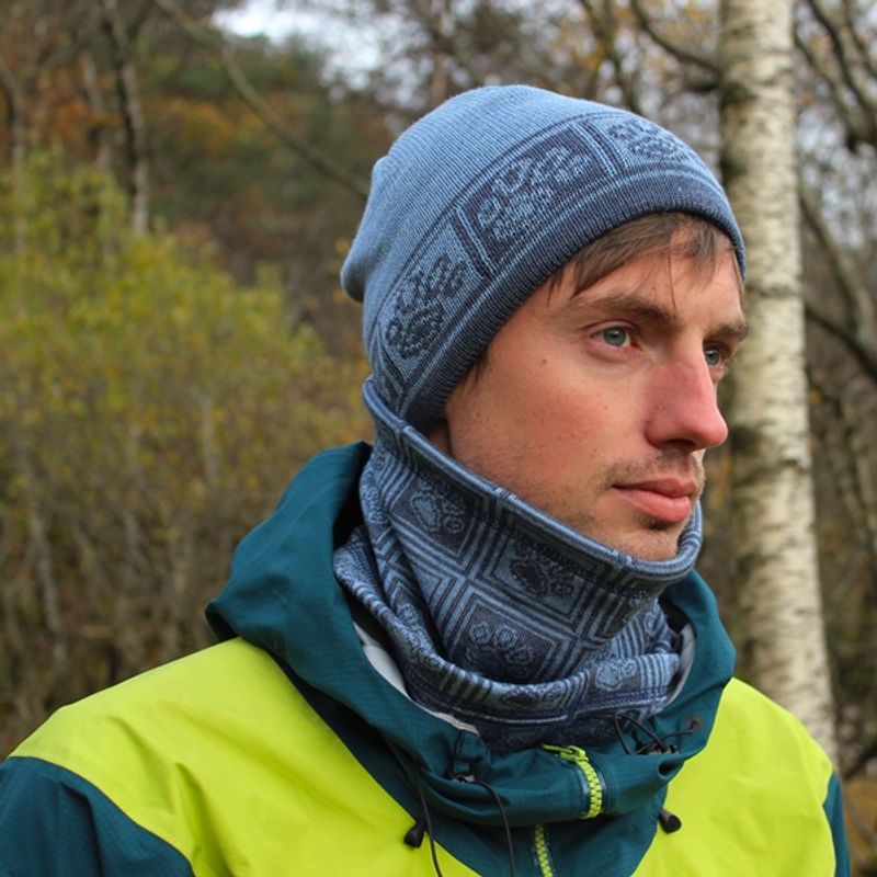 Dakota wool neck warmer - paw pattern